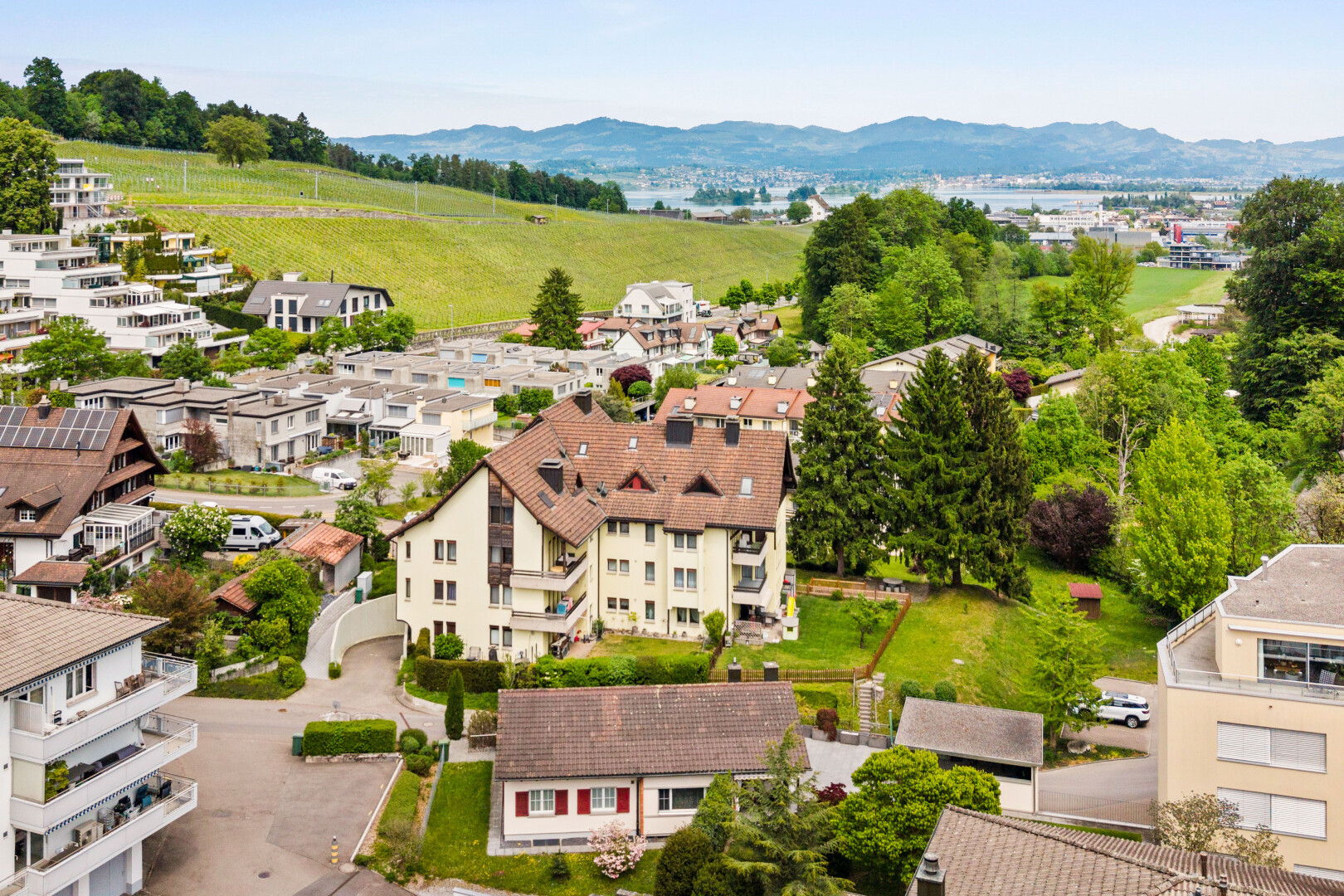 façade avec day time, mountain view, et vue sur la montagne