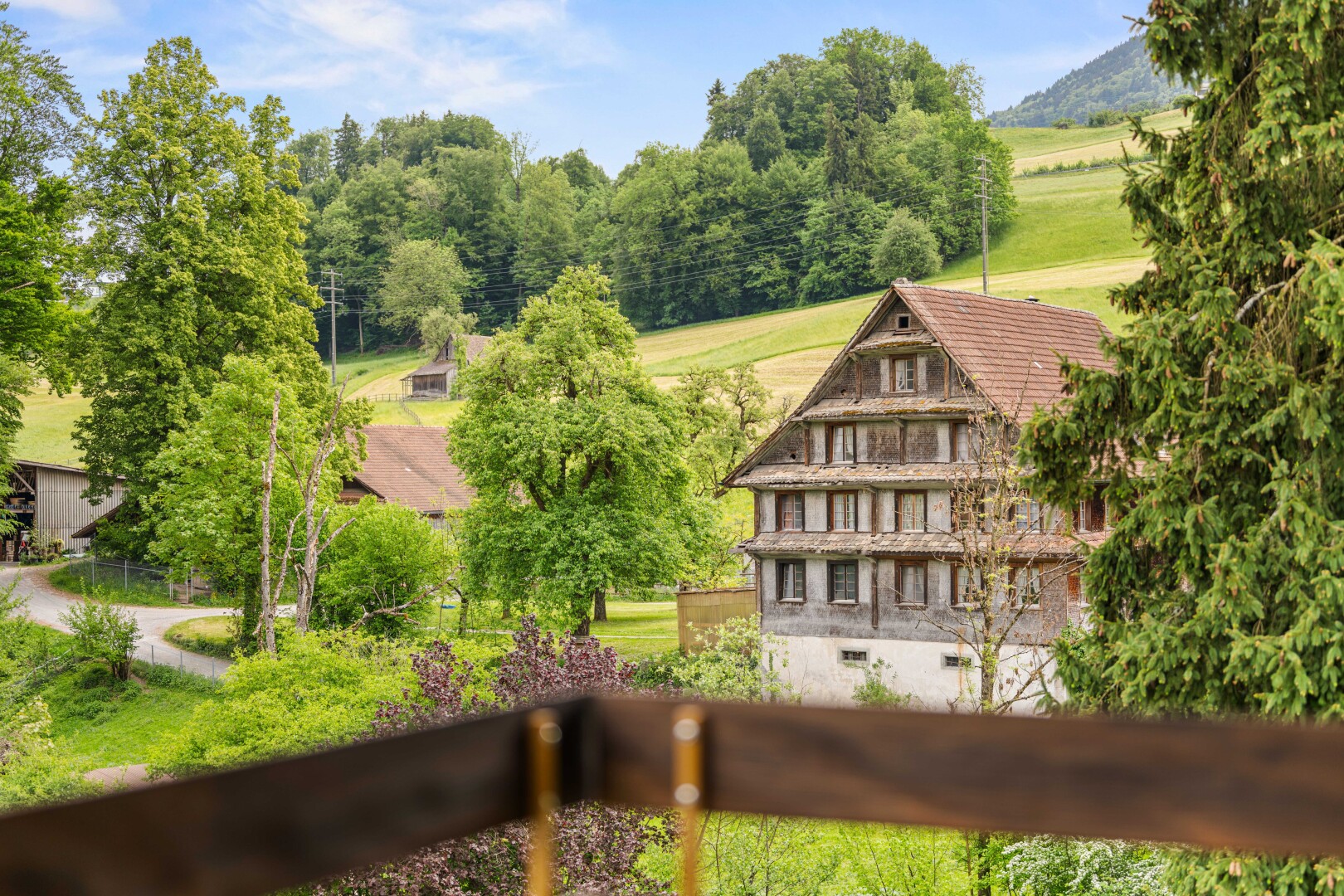 façade avec balcon, day time, fondation en béton, from property, et pelouse