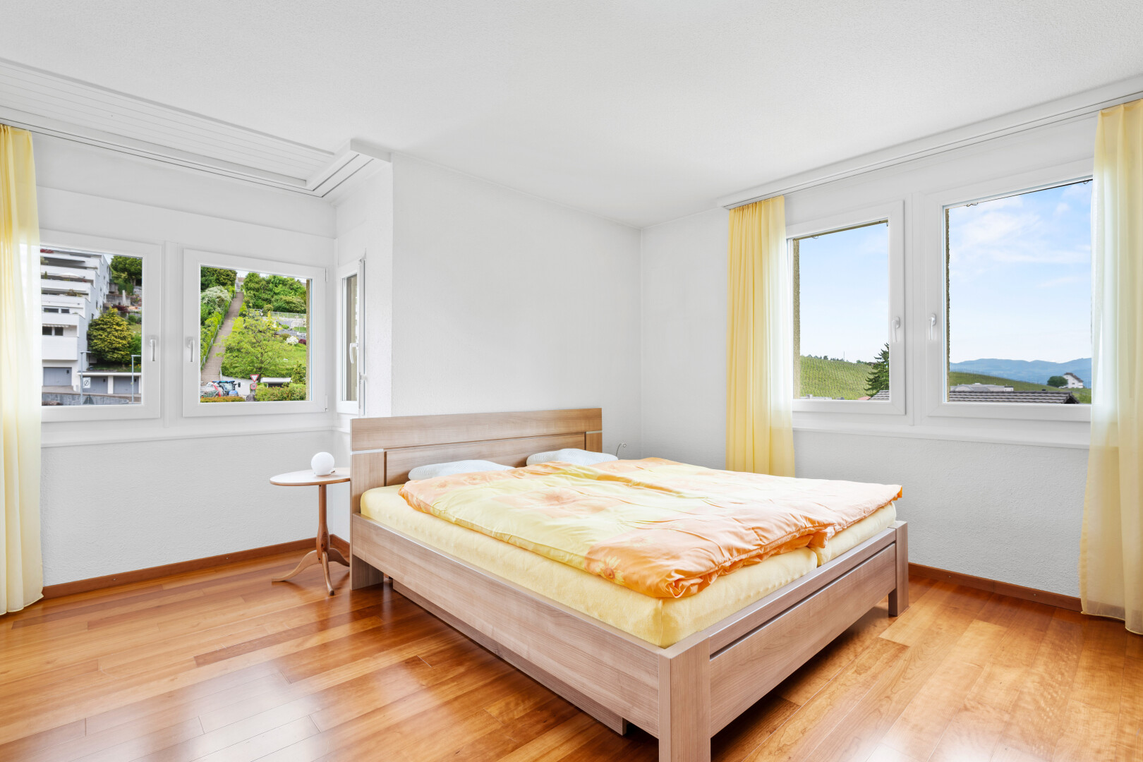 chambre avec sol en finition bois, wood finish floor, inside property, lumière naturelle, et natural light