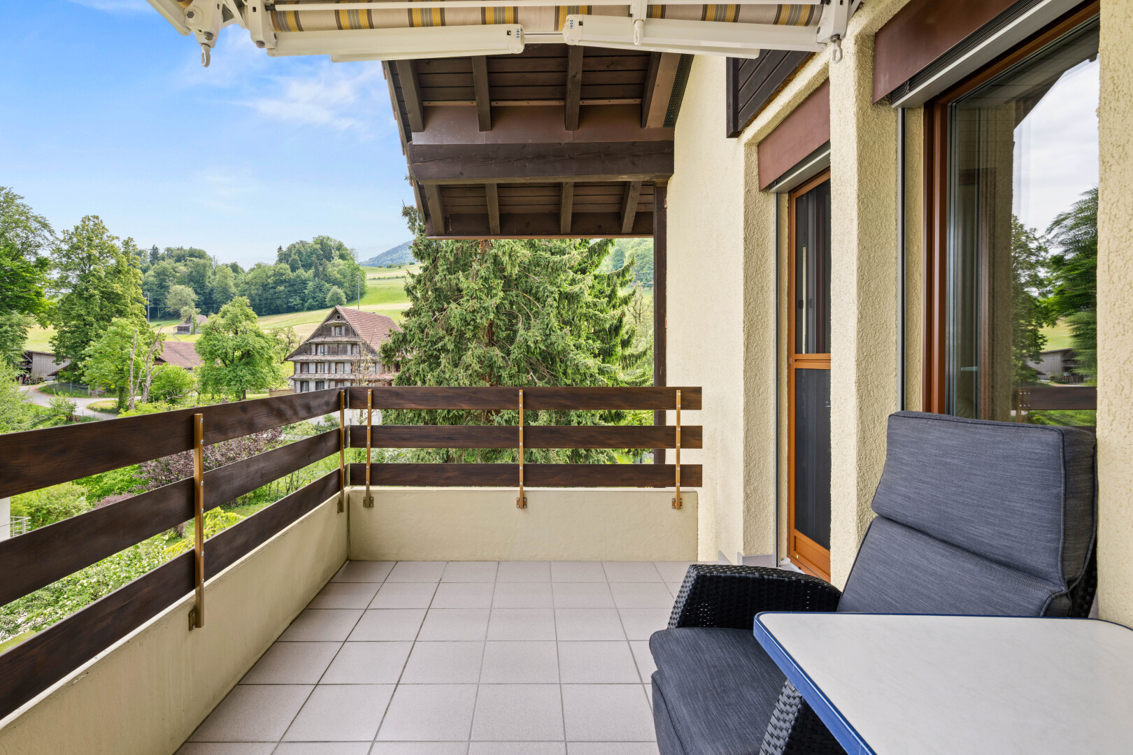balcon avec balcon, from property, et day time