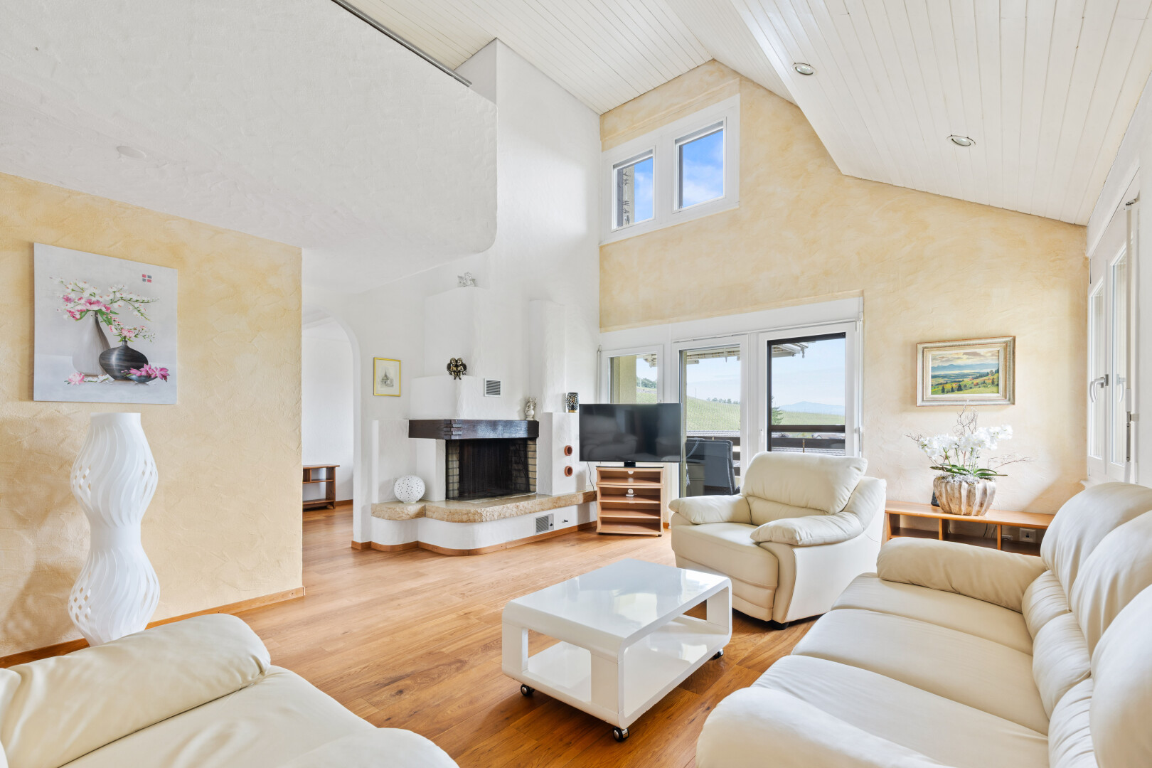 salon avec sol en finition bois, wood finish floor, lumière naturelle, natural light, et inside property