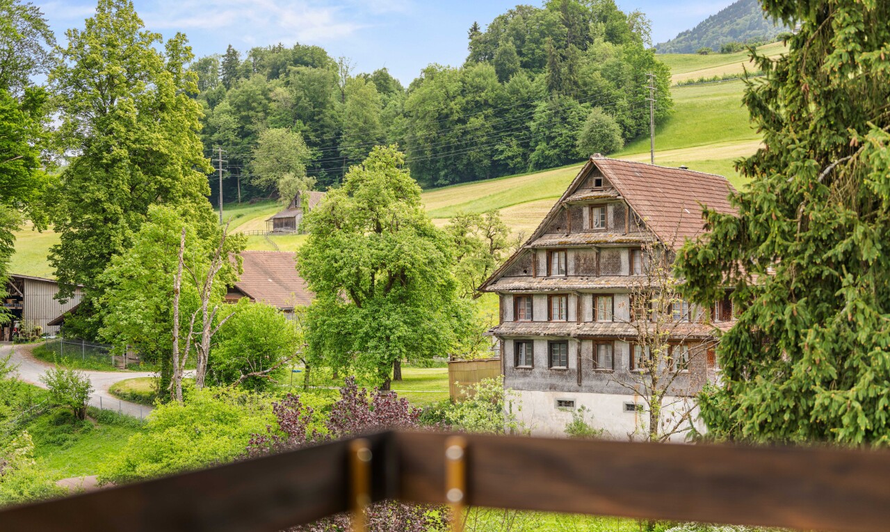 außenansicht mit balkon, day time, betonfundament, from property, und rasen