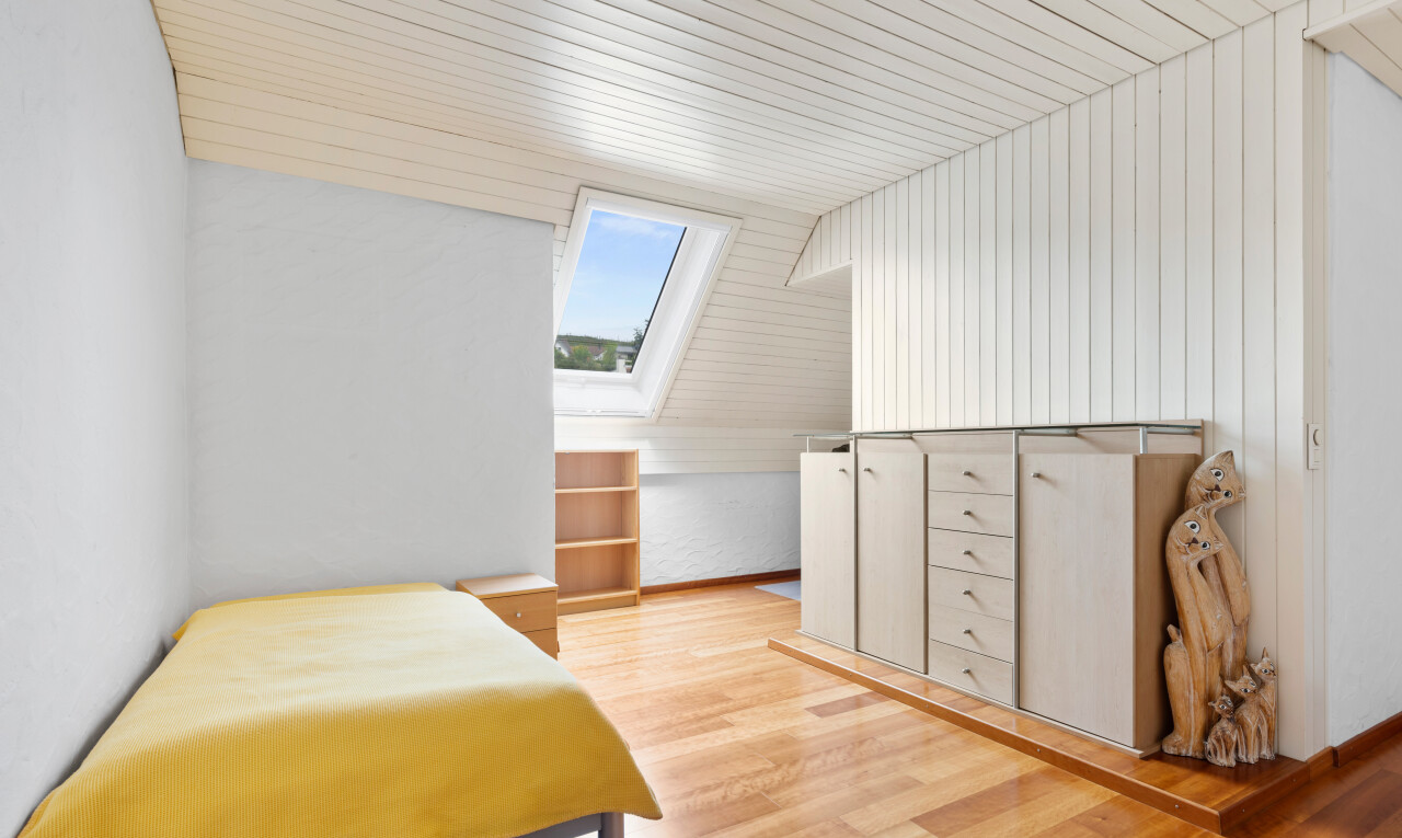 chambre avec sol en finition bois, wood finish floor, lumière naturelle, natural light, et inside property