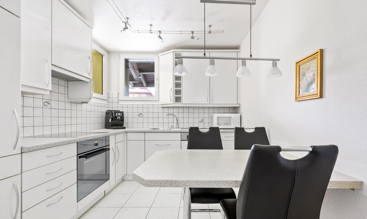 cuisine avec white cabinets, armoires blanches, light countertops, four, et inside property