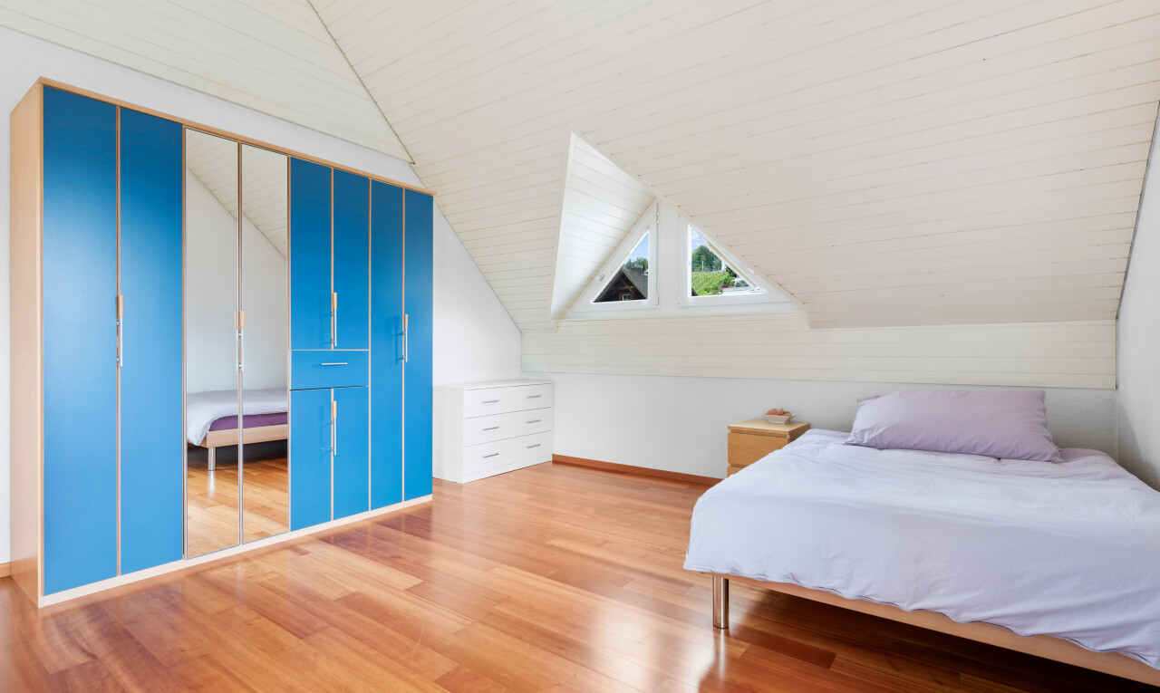 zimmer / schlafzimmer mit zusätzliches zimmer, inside property, holzfußboden, wood finish floor, und dachschräge