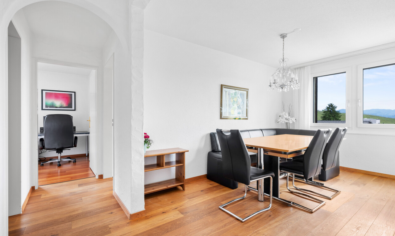 esszimmer mit holzfußboden, wood finish floor, inside property, natürliches licht, und natural light