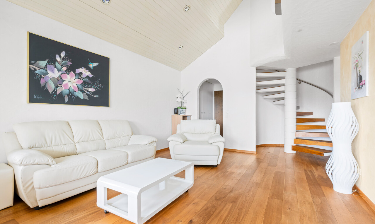 wohnzimmer mit treppen, high ceiling, hohe decke, wood finish floor, und holzfußboden