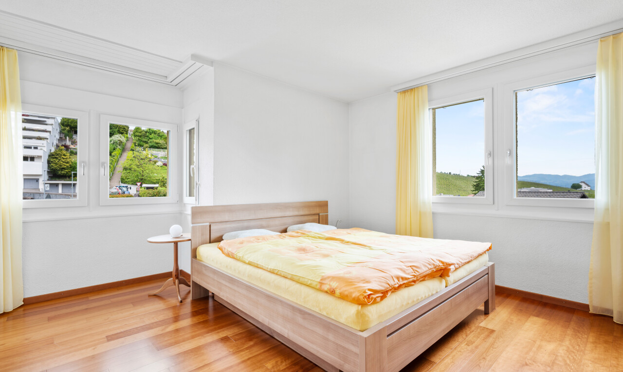 chambre avec sol en finition bois, wood finish floor, inside property, lumière naturelle, et natural light