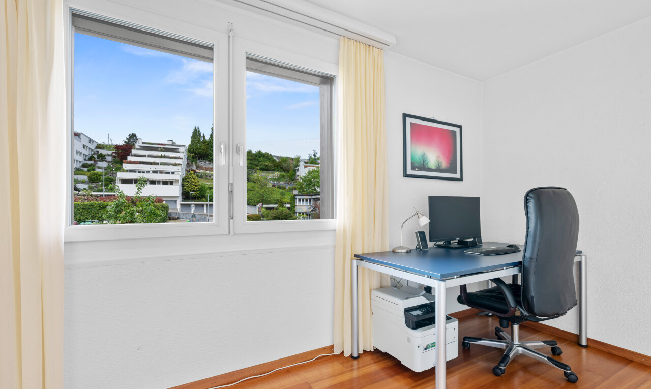 bureau avec espace bureau, inside property, cloison sèche, drywall, et lumière naturelle