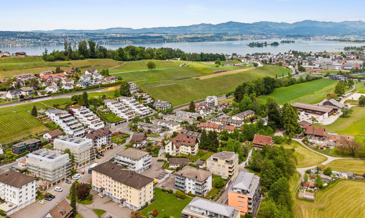 seesicht mit mountain view, blick auf die berge, aerial view, water view, und seesicht