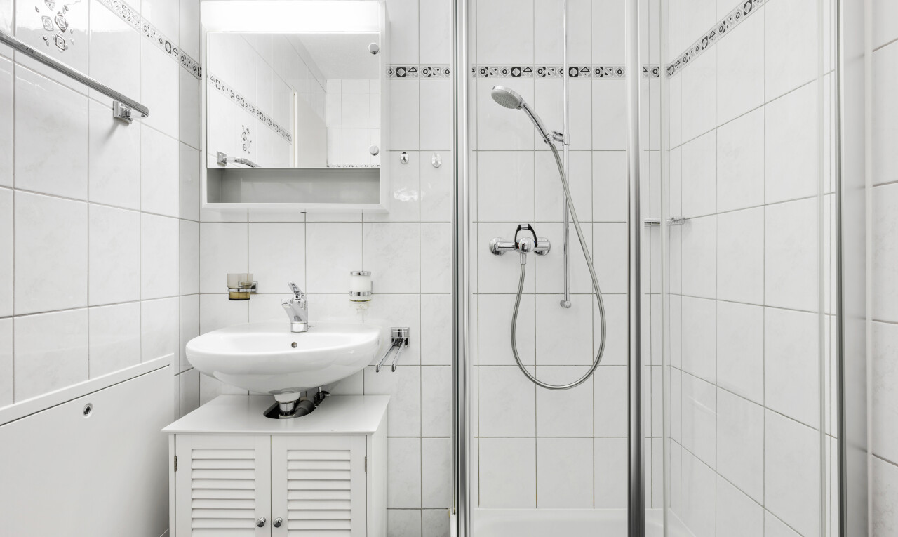 bad mit spiegel, dusche, komplettes badezimmer, fliesenwand, und tile wall