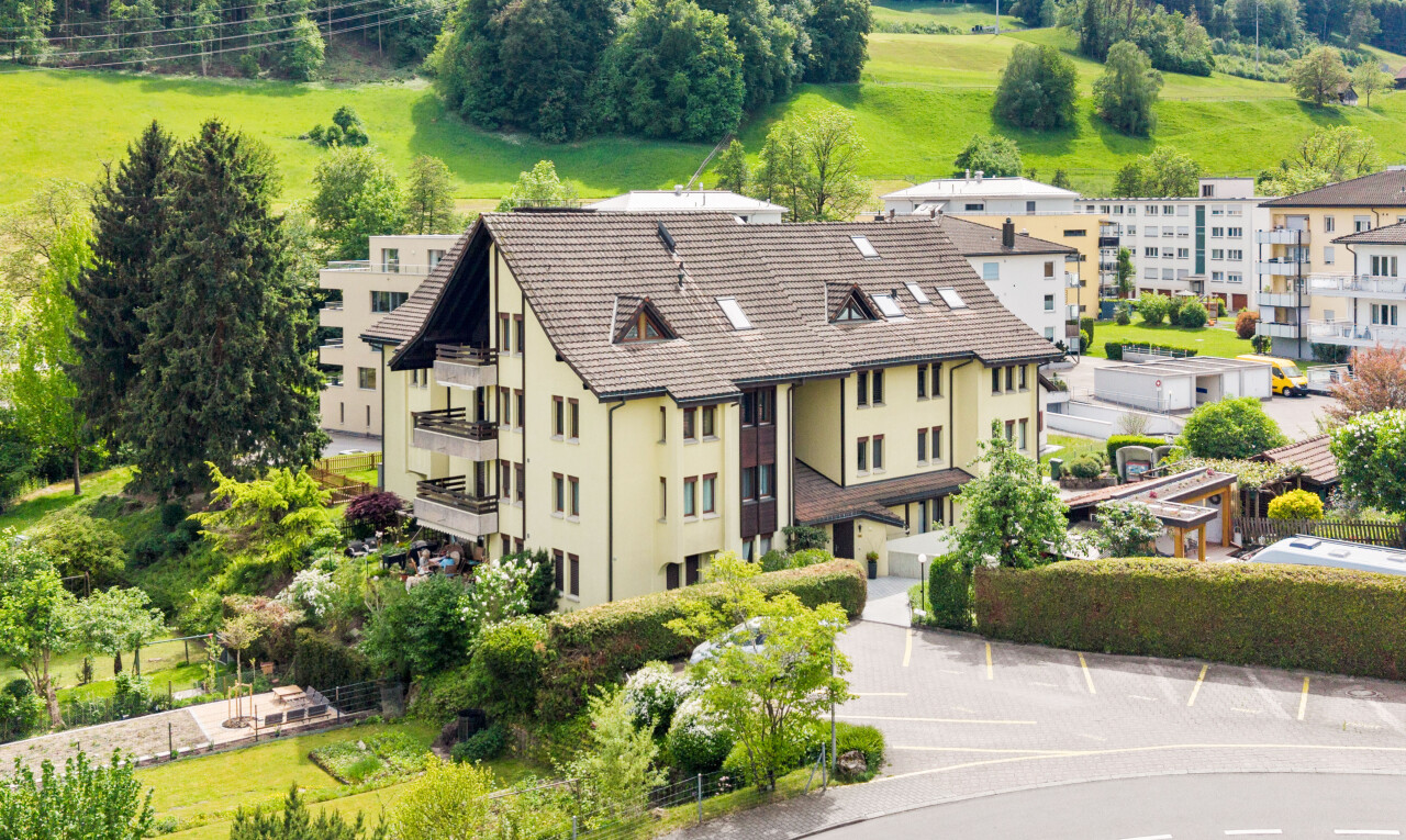 außenansicht mit power lines view, stuckverkleidung, zaun, apartment complex view, und waldblick