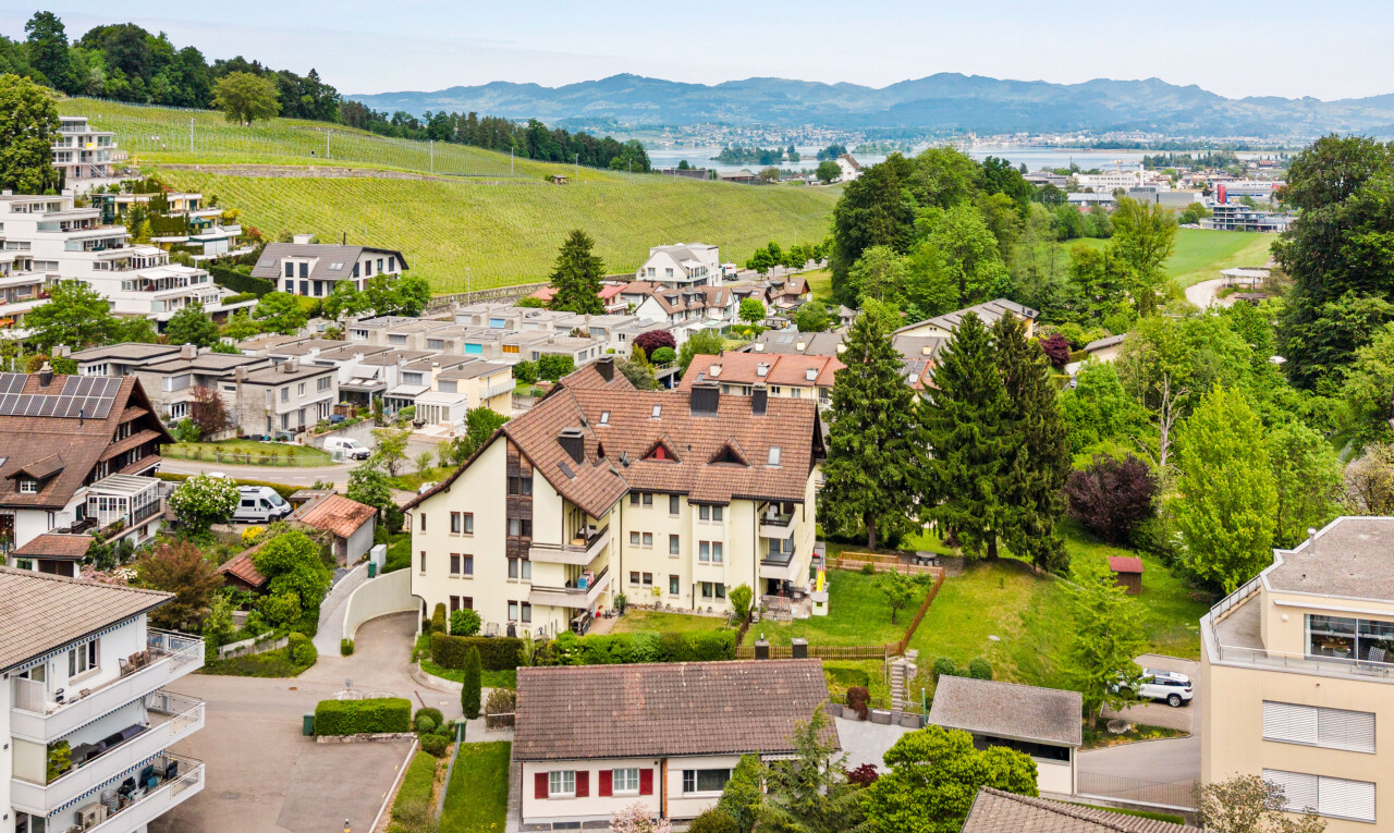façade avec day time, mountain view, et vue sur la montagne