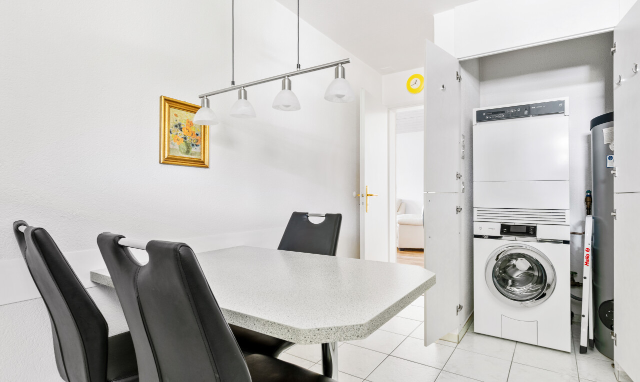 esszimmer mit light floor, waschturm, drywall, gipskartonwand, und inside property