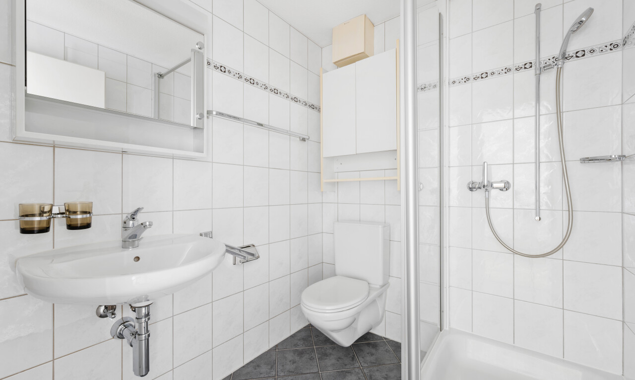 bad mit komplettes badezimmer, dusche, spiegel, tile wall, und fliesenwand