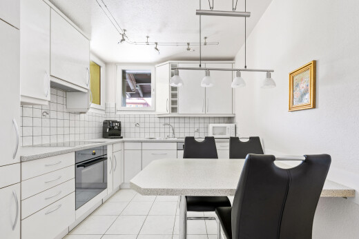 cuisine avec white cabinets, armoires blanches, light countertops, four, et inside property