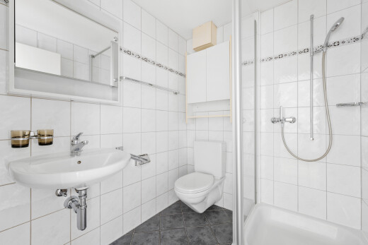 salle de bains avec salle de bain complète, douche, miroir, tile wall, et mur en carrelage