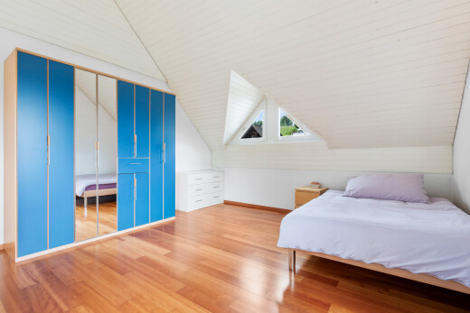 chambre avec pièce supplémentaire, inside property, sol en finition bois, wood finish floor, et plafond voûté