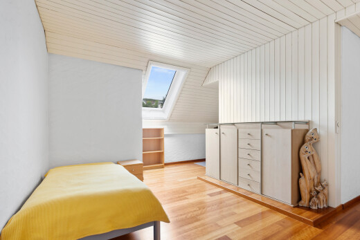chambre avec sol en finition bois, wood finish floor, lumière naturelle, natural light, et inside property