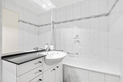 salle de bains avec lavabo (ou coiffeuse selon le contexte), mur en carrelage, tile wall, salle de bain complète, et évier