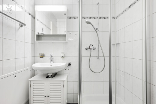 salle de bains avec miroir, douche, salle de bain complète, mur en carrelage, et tile wall