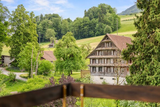 façade avec balcon, day time, fondation en béton, from property, et pelouse