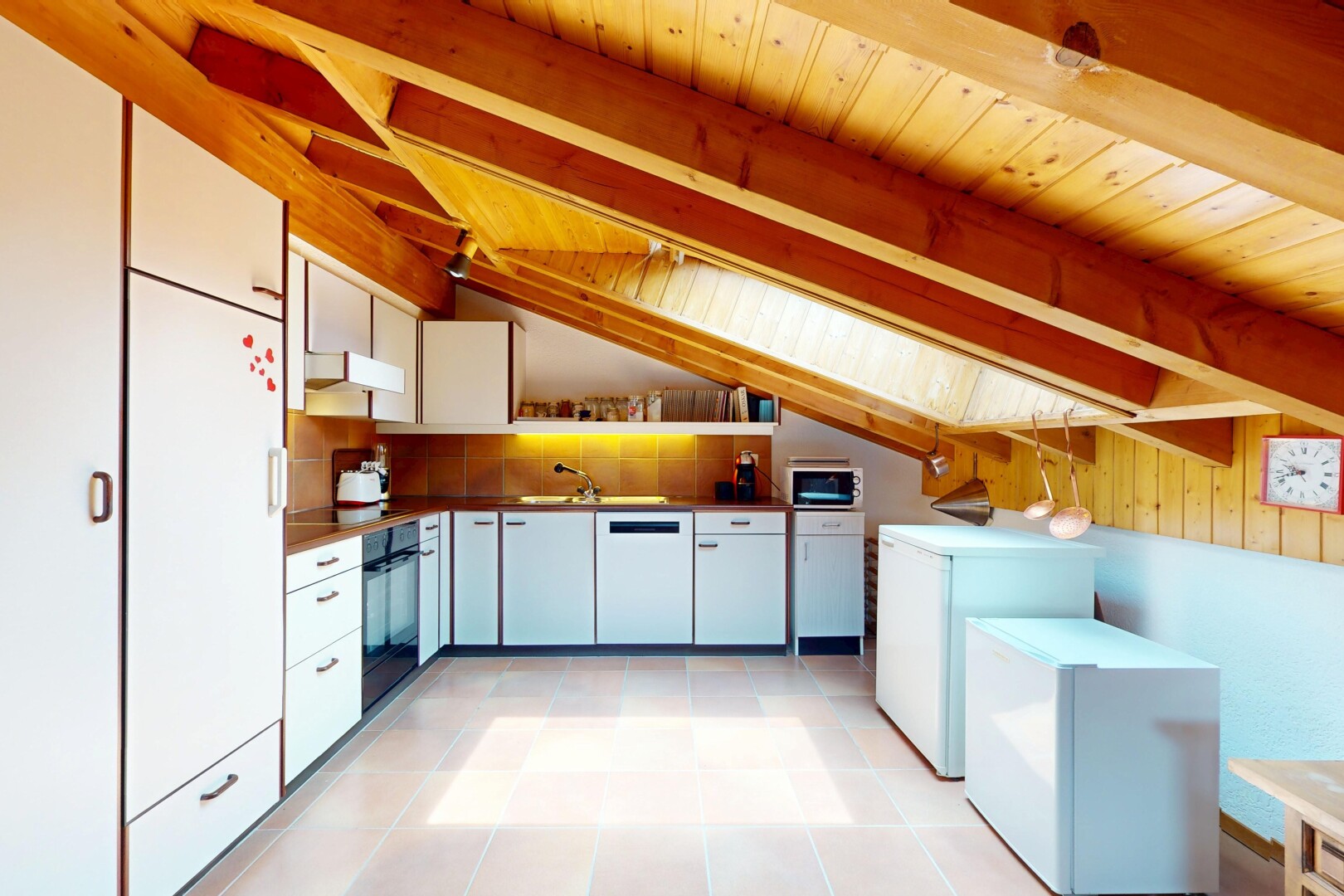 cuisine avec micro-ondes, réfrigérateur, plafond à poutres, beamed ceiling, et plafond en bois