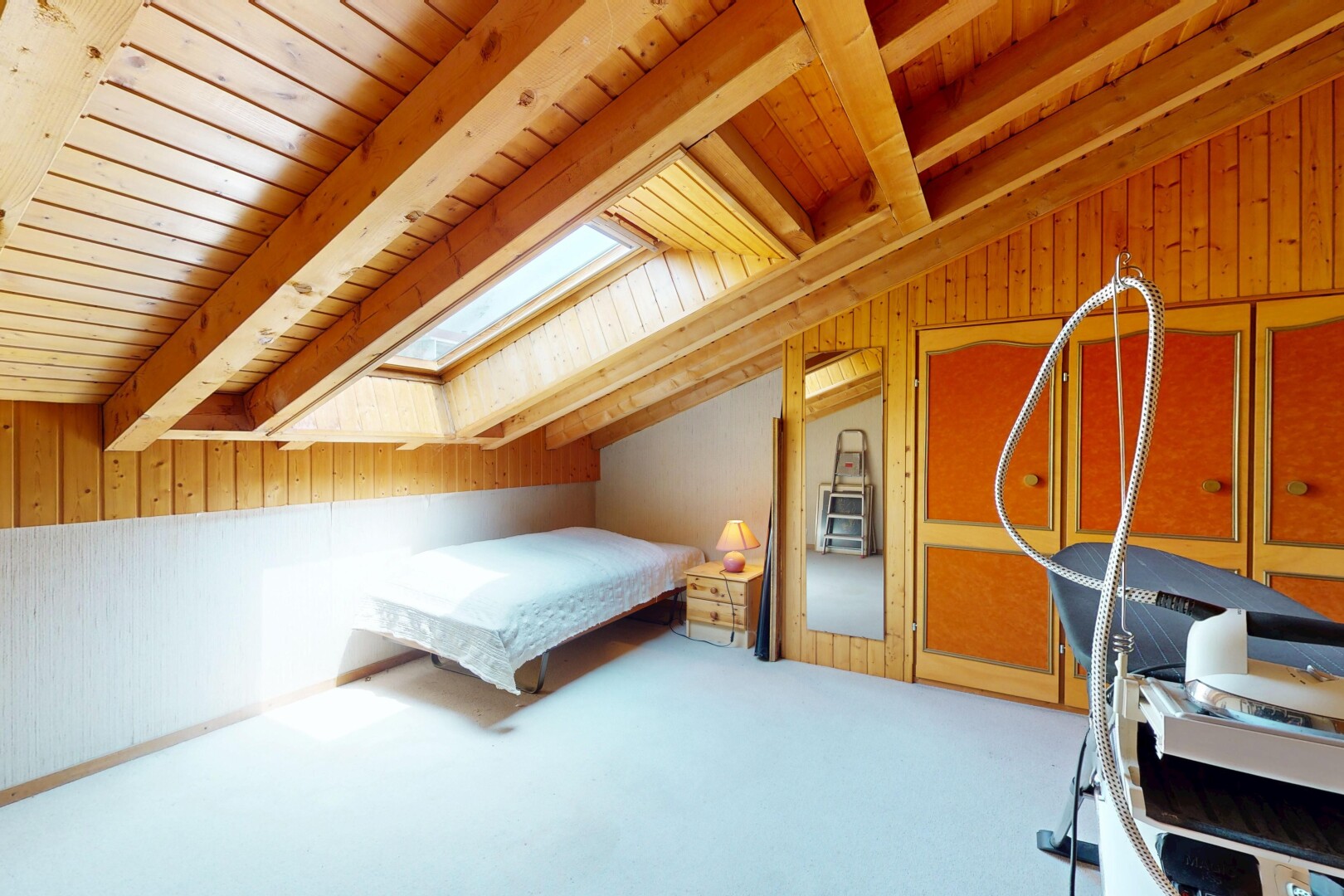 chambre avec wood wall, mur en bois, inside property, carpet, et moquette
