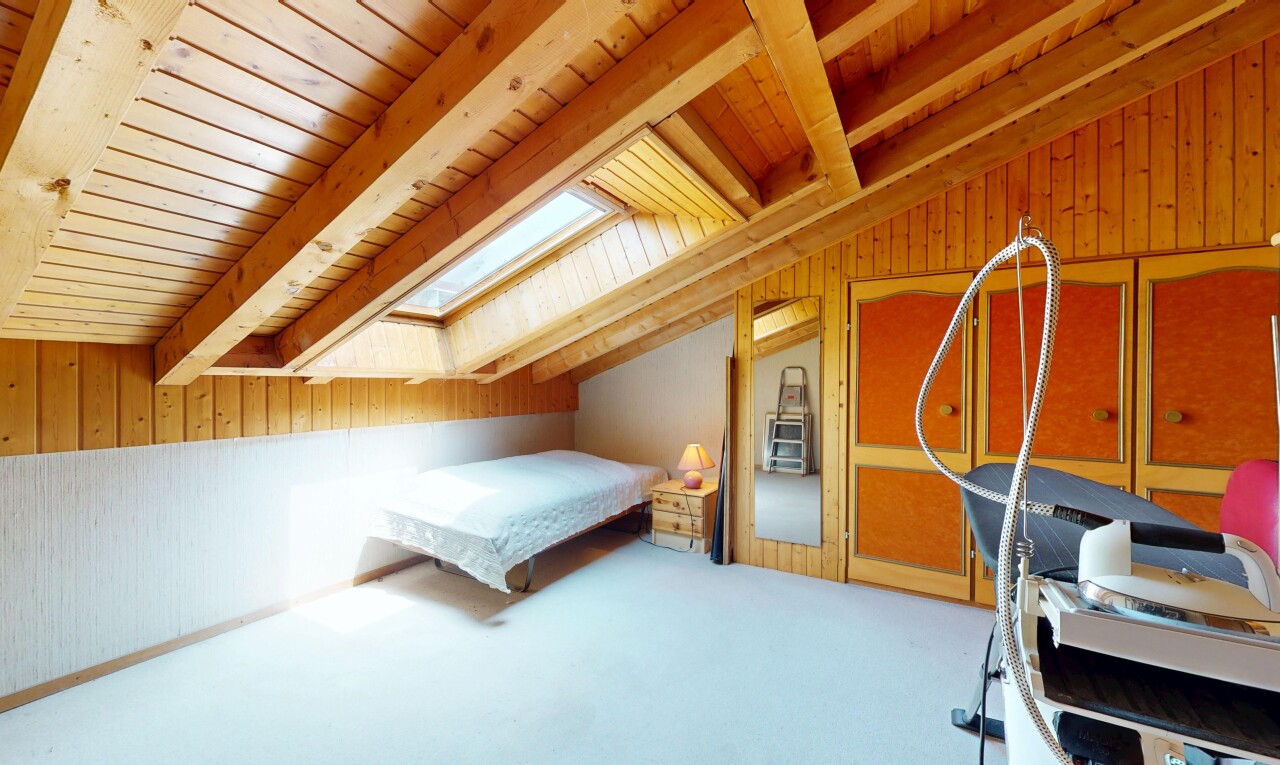 chambre avec wood wall, mur en bois, inside property, carpet, et moquette