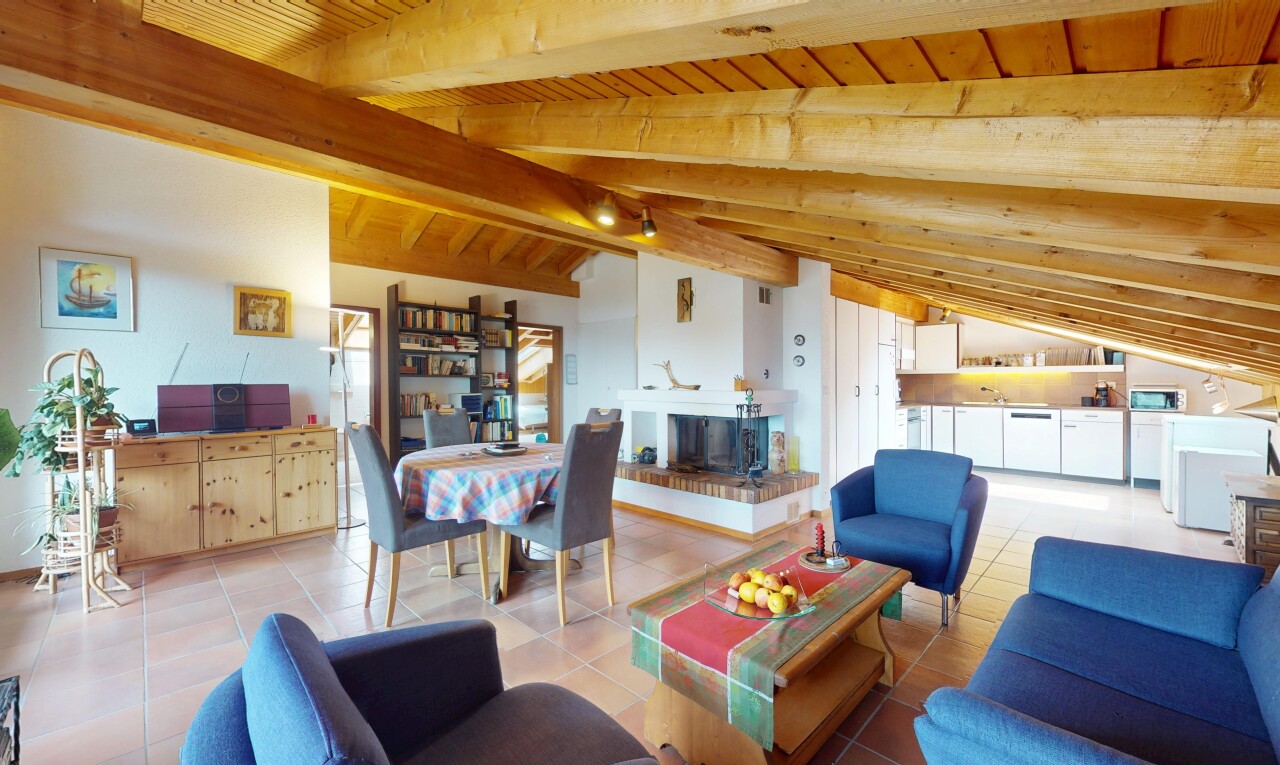 salon / salle à manger avec inside property, plafond à poutres, beamed ceiling, plafond voûté, et vaulted ceiling