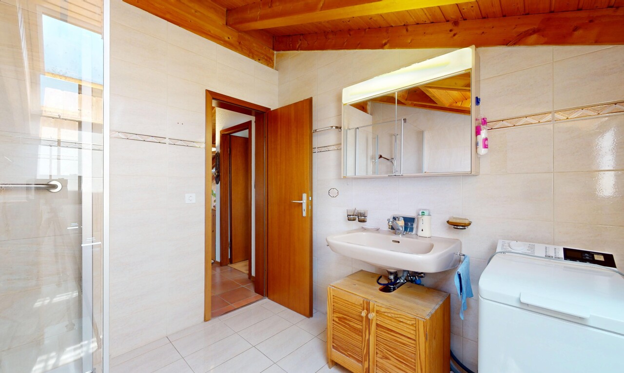 salle de bains avec inside property, plafond à poutres, beamed ceiling, lave-linge et sèche-linge, et évier