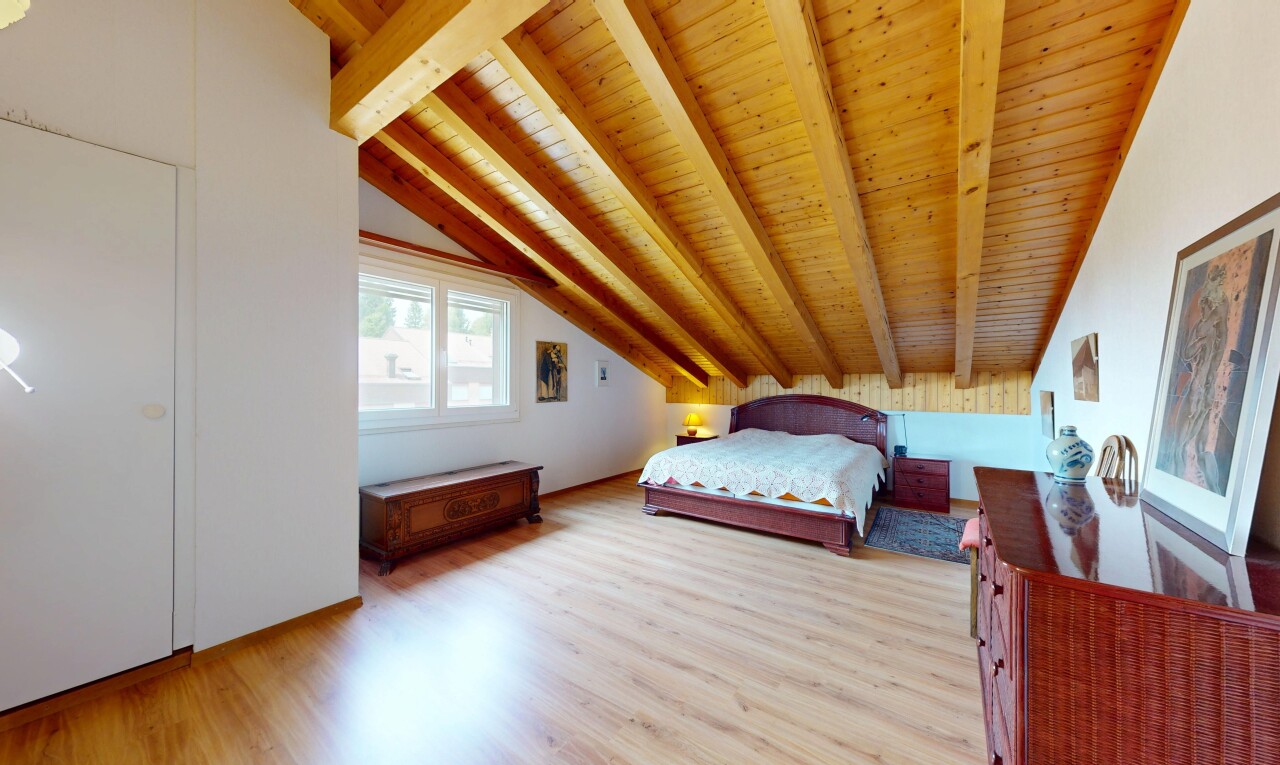 chambre avec wood finish floor, sol en finition bois, natural light, lumière naturelle, et beamed ceiling