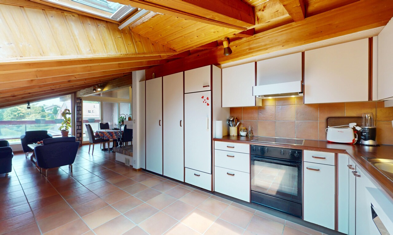 cuisine avec four, réfrigérateur, hotte, inside property, et lumière naturelle