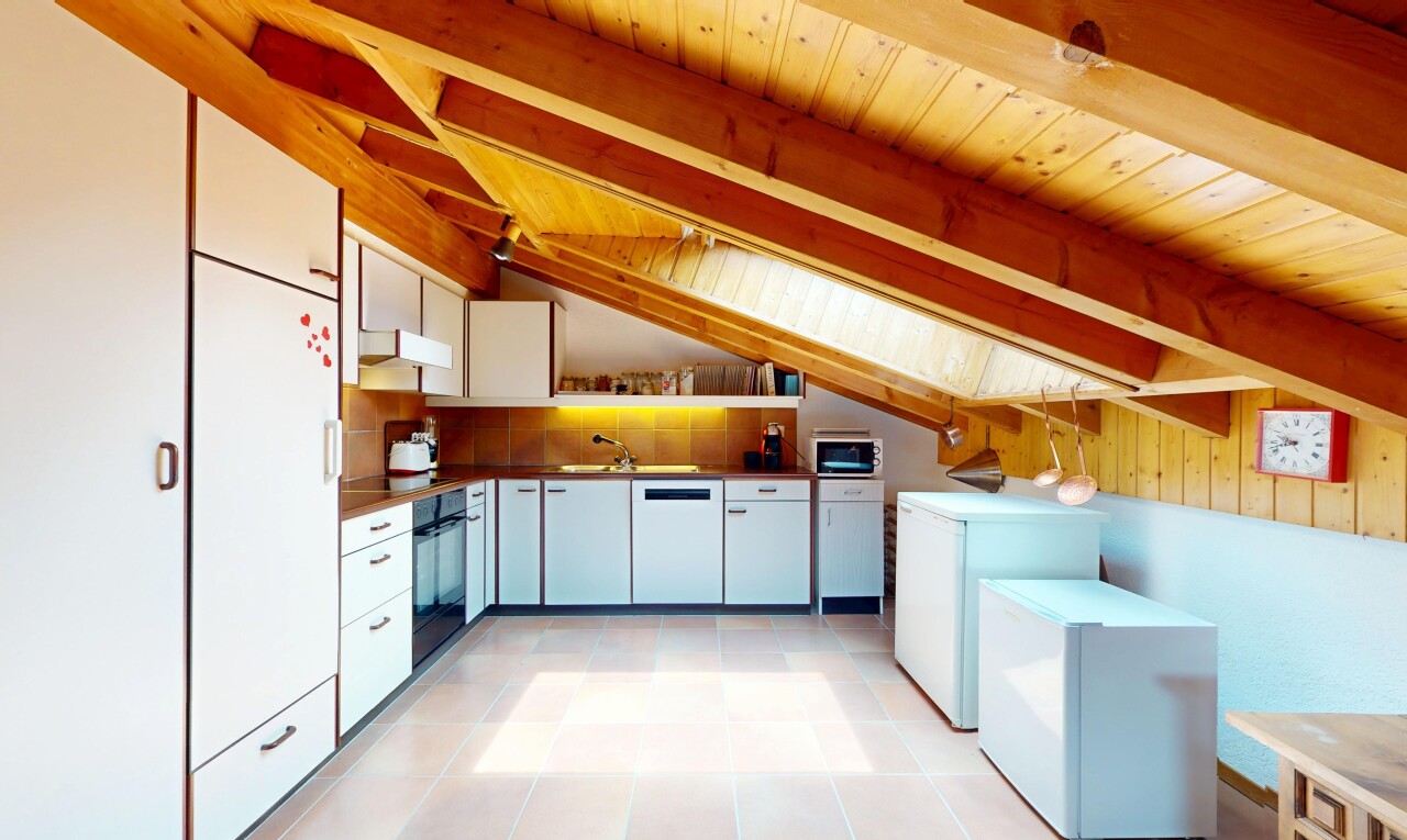 cuisine avec micro-ondes, réfrigérateur, plafond à poutres, beamed ceiling, et plafond en bois