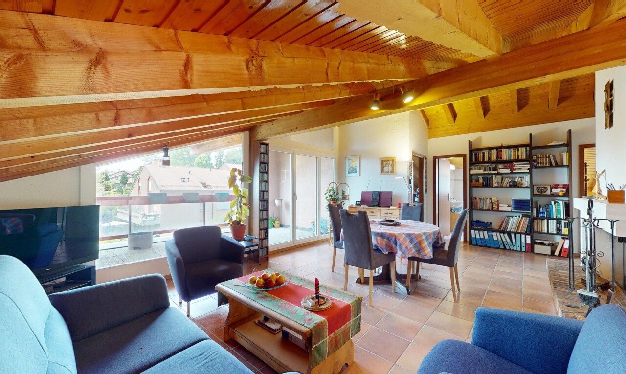 salon / salle à manger avec télévision, plafond en bois, wood ceiling, inside property, et lumière naturelle