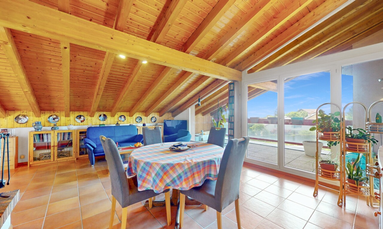 salle à manger avec plafond à poutres, beamed ceiling, lumière naturelle, natural light, et sol en carrelage