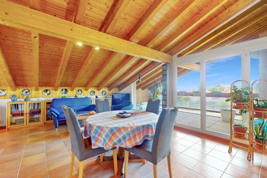 salle à manger avec plafond à poutres, beamed ceiling, lumière naturelle, natural light, et sol en carrelage