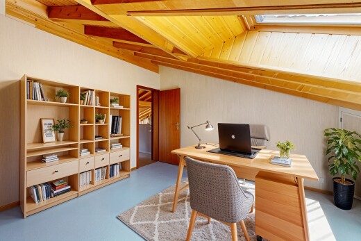 bureau avec inside property, finished concrete floor, concrete floor, sol en béton, et wood ceiling
