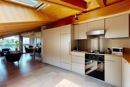 cuisine avec four, micro-ondes, hotte, lumière naturelle, et natural light