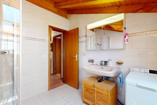 salle de bains avec inside property, plafond à poutres, beamed ceiling, lave-linge et sèche-linge, et évier