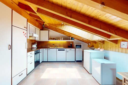 cuisine avec micro-ondes, réfrigérateur, plafond à poutres, beamed ceiling, et plafond en bois