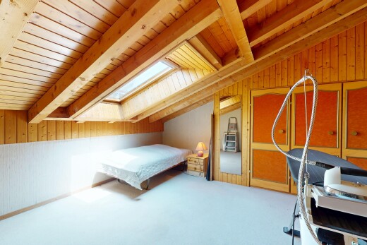chambre avec wood wall, mur en bois, inside property, carpet, et moquette