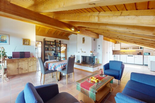 salon / salle à manger avec inside property, plafond à poutres, beamed ceiling, plafond voûté, et vaulted ceiling