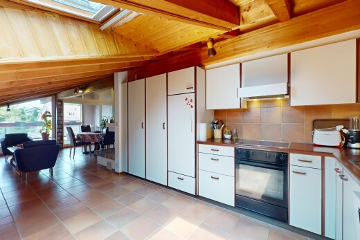 cuisine avec four, réfrigérateur, hotte, inside property, et lumière naturelle