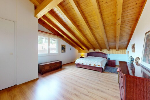 chambre avec wood finish floor, sol en finition bois, natural light, lumière naturelle, et beamed ceiling