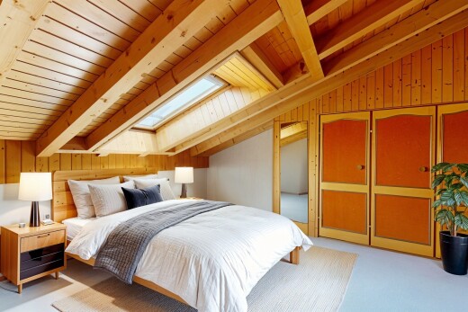 chambre avec pièce supplémentaire, plafond voûté, vaulted ceiling, inside property, et plafond à poutres