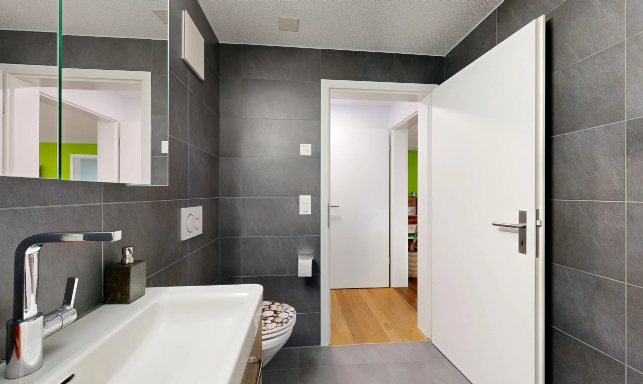 bathroom featuring tile walls and a textured ceiling