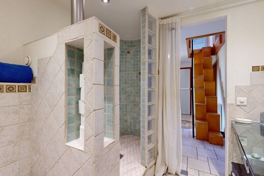 salle de bains avec mur en carrelage, tile wall, douche, salle de bain complète, et cloison sèche