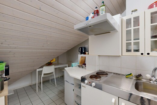 cuisine avec armoires avec insert en verre, glass insert cabinets, plafond voûté, vaulted ceiling, et light floor