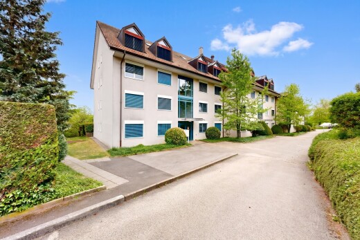 façade avec toit mansardé, apartment complex view, day time, from community, et bardage en stuc